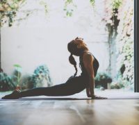 Yoga træner styrke og smidighed