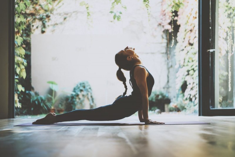 Yoga træner styrke og smidighed